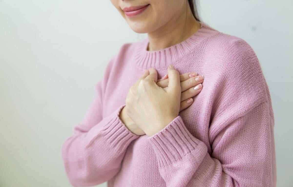 vrouw in roze trui