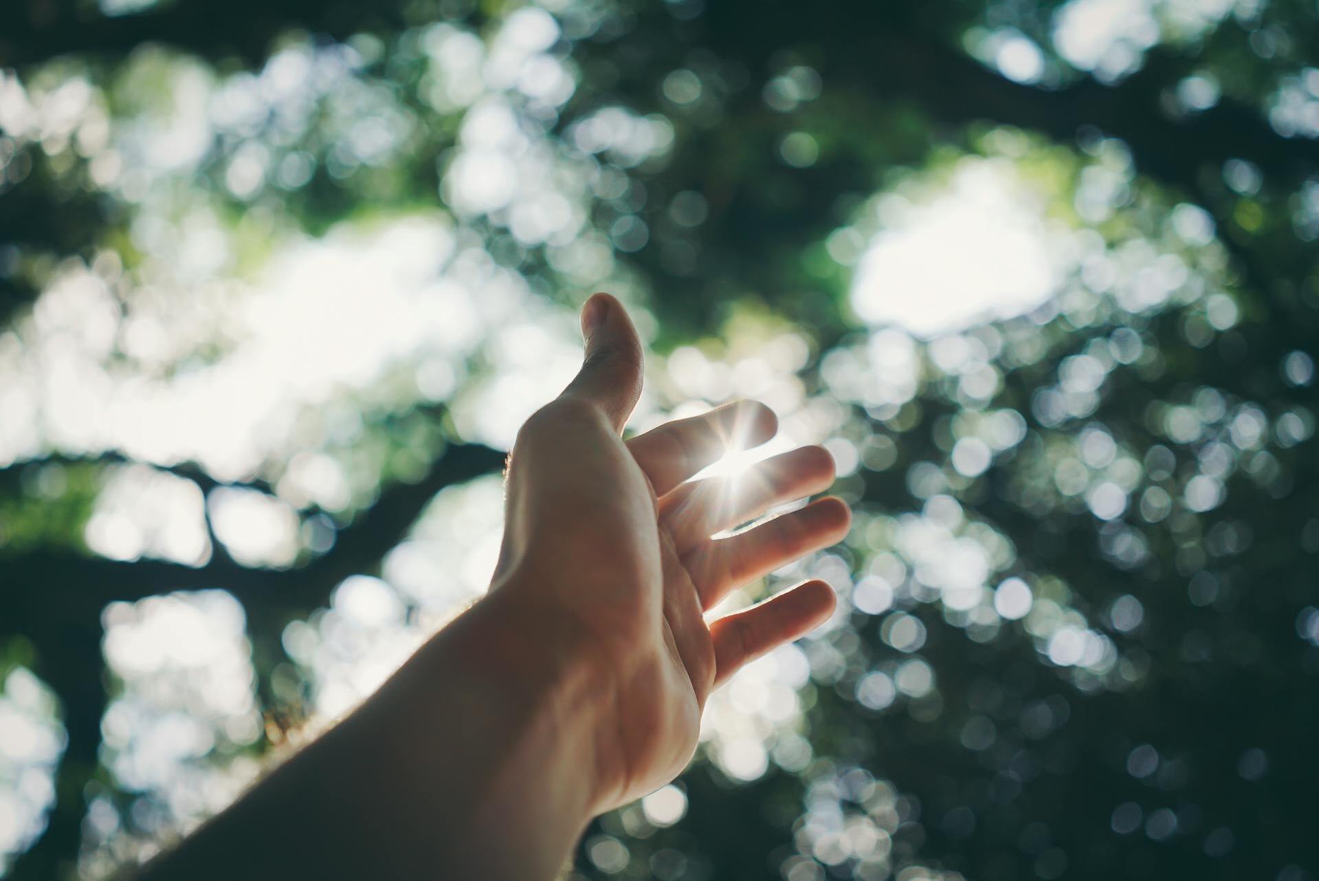 hand reikend naar de lucht