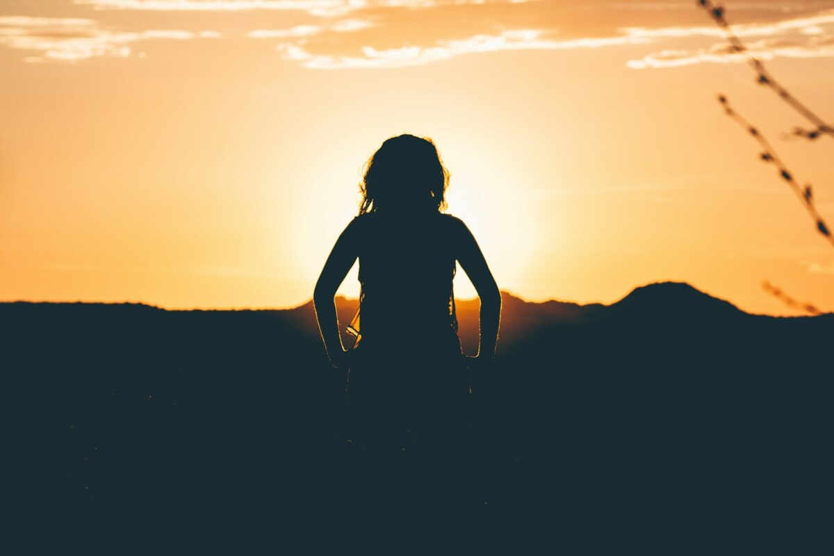 vrouw bij zonsondergang