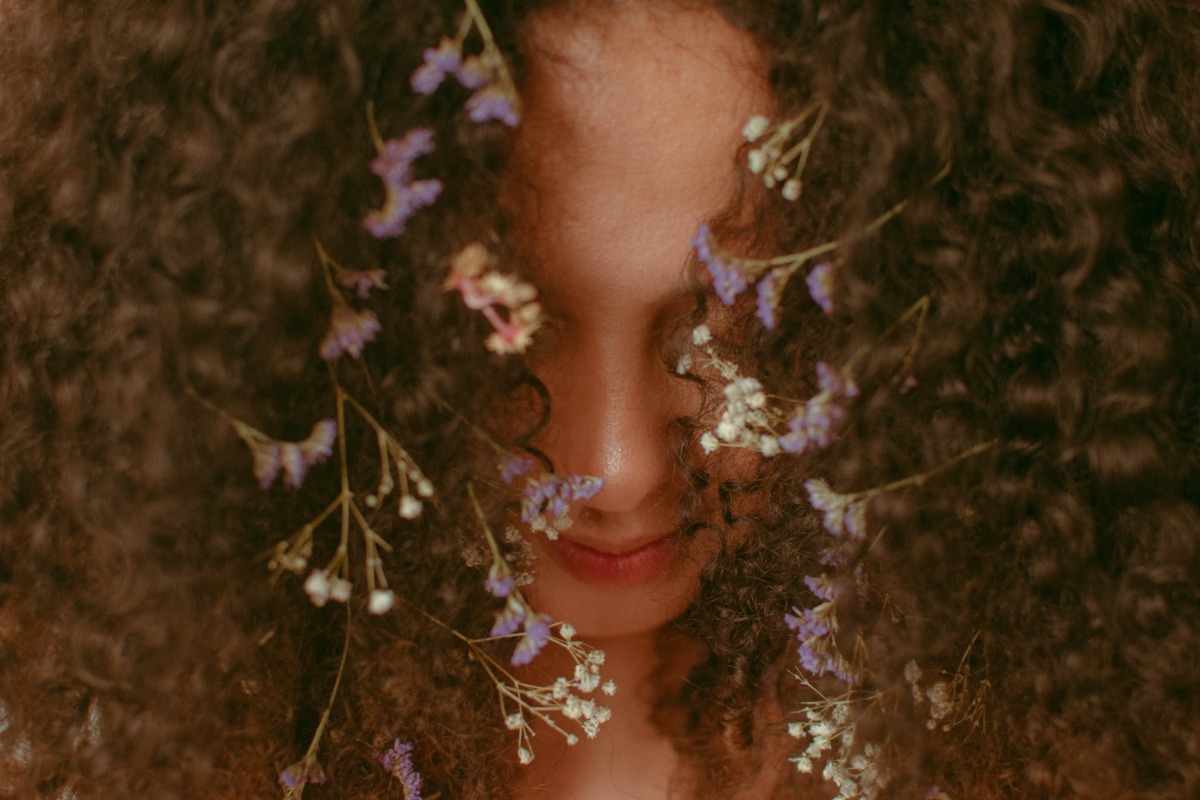 vrouw met bloemen in haar